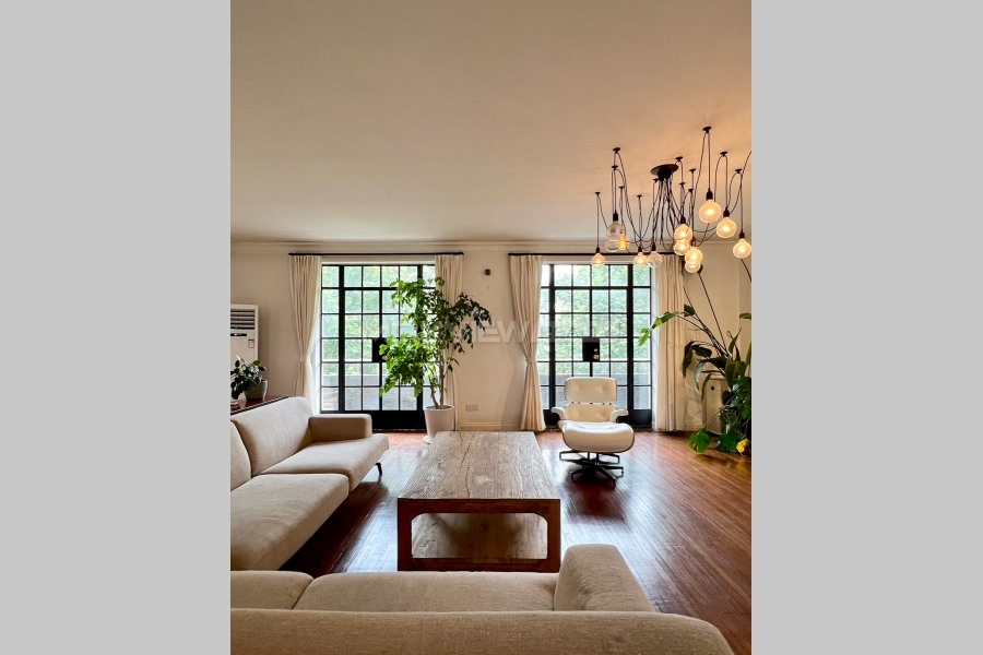 Old Apartment on Anting Rd with Roof Terrace&nbsp;4bedroom&nbsp;223sqm&nbsp;&yen;47,000&nbsp;PRM21034