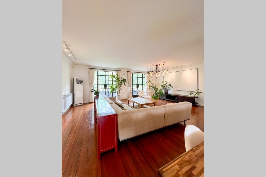 Old Apartment on Anting Rd with Roof Terrace&nbsp;4bedroom&nbsp;223sqm&nbsp;&yen;47,000&nbsp;PRM21034