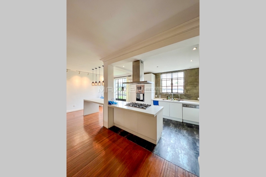 Old Apartment on Anting Rd with Roof Terrace&nbsp;4bedroom&nbsp;223sqm&nbsp;&yen;47,000&nbsp;PRM21034