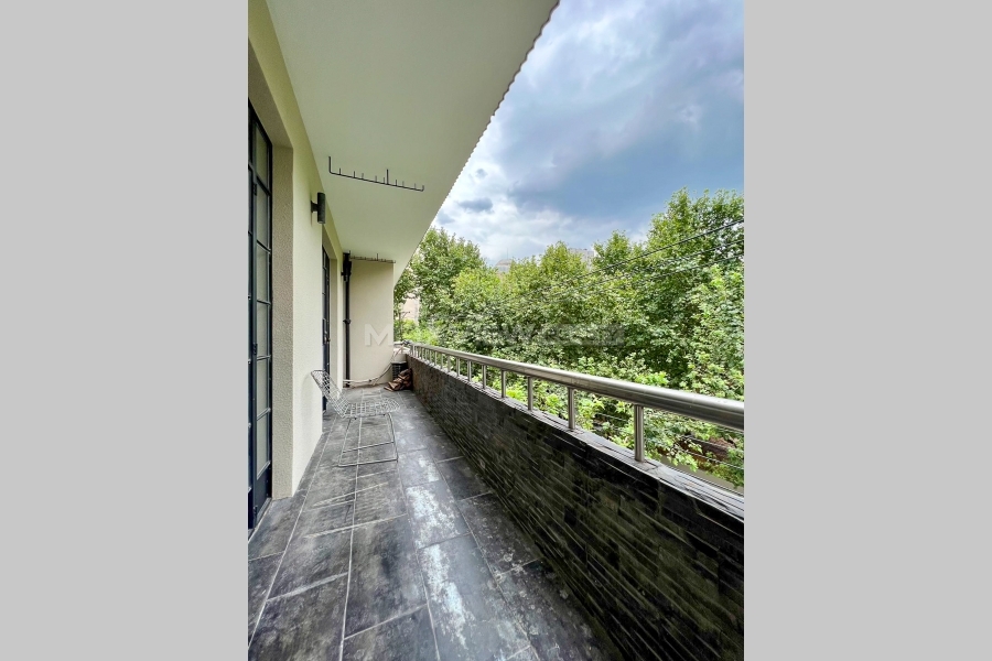 Old Apartment on Anting Rd with Roof Terrace&nbsp;4bedroom&nbsp;223sqm&nbsp;&yen;47,000&nbsp;PRM21034