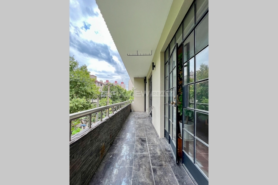 Old Apartment on Anting Rd with Roof Terrace&nbsp;4bedroom&nbsp;223sqm&nbsp;&yen;47,000&nbsp;PRM21034