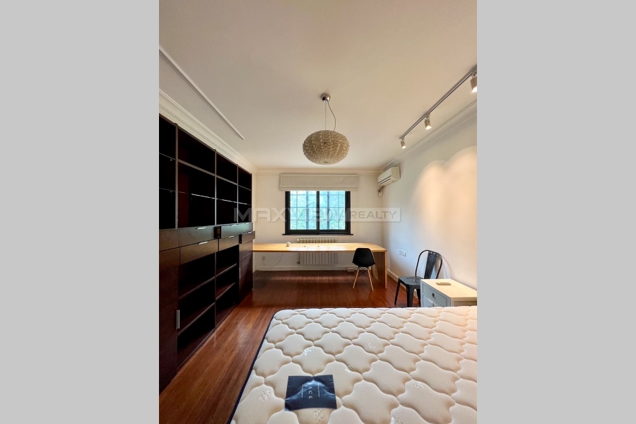 Old Apartment on Anting Rd with Roof Terrace&nbsp;4bedroom&nbsp;223sqm&nbsp;&yen;47,000&nbsp;PRM21034