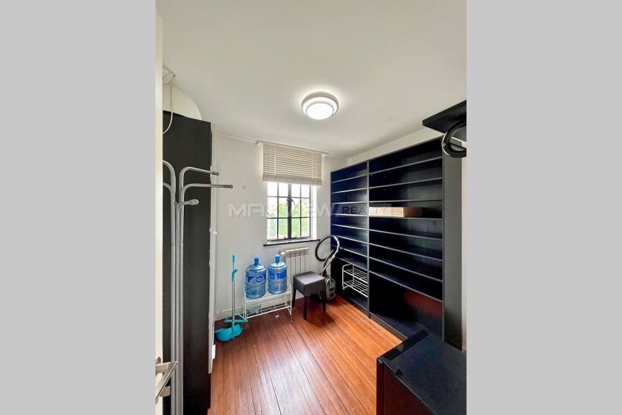 Old Apartment on Anting Rd with Roof Terrace&nbsp;4bedroom&nbsp;223sqm&nbsp;&yen;47,000&nbsp;PRM21034