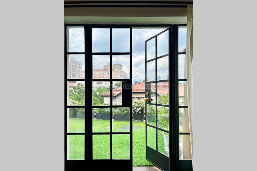 Old Apartment on Anting Rd with Roof Terrace&nbsp;4bedroom&nbsp;223sqm&nbsp;&yen;47,000&nbsp;PRM21034