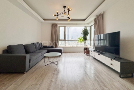 High-Floor Four-Bedroom Apartment with Panoramic Views at Top of City